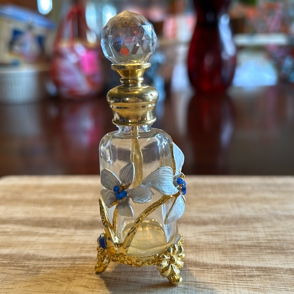 Other - 💕HOST PICK 💕Perfume Bottle Vintage 3 Leg White Flowers Blue Crystals Gold Tone